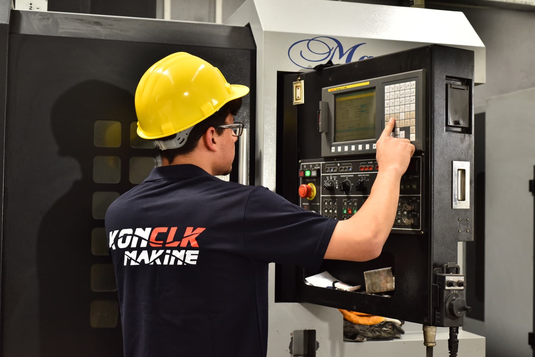 Üretim makinesini kullanan KONCLK Makine çalışanı