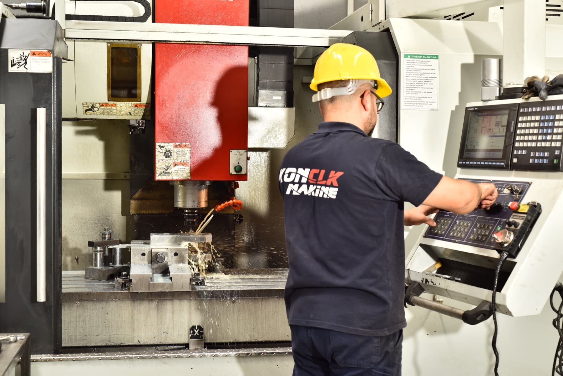 Makine başındaki KONCLK Makine çalışanı