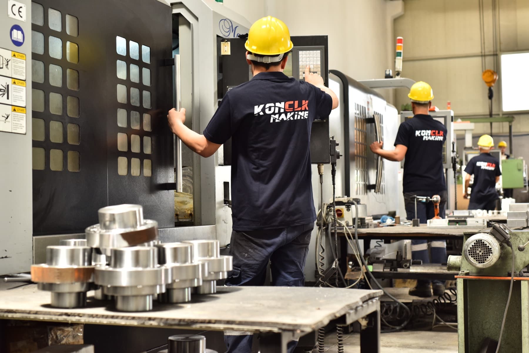 KONCLK Makine üretim alanında çalışan ekip