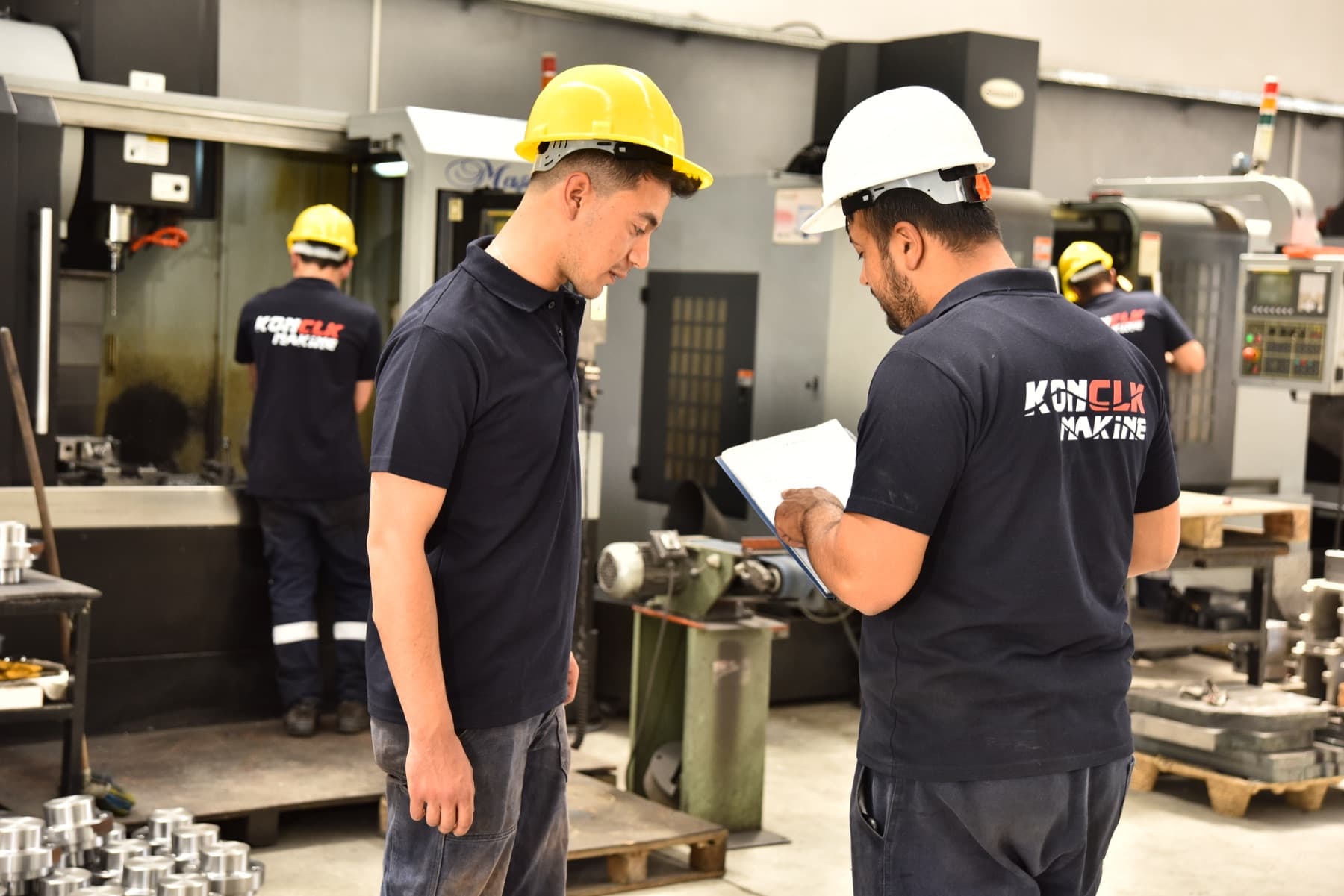 KONCLK Makine ekibi üretim sahasında